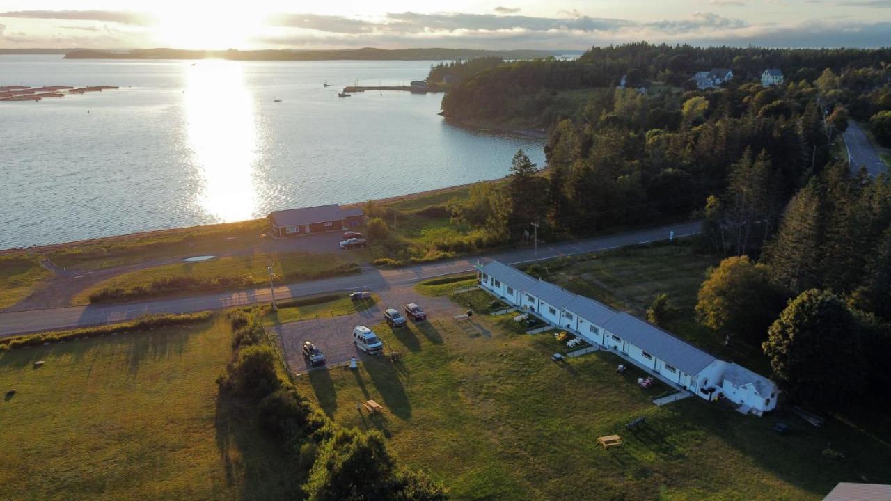 Friars Bay Inn & Cottages Welshpool 외부 사진